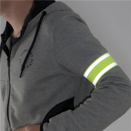 Materiałowa opaska odblaskowa na rękę- dbaj, aby być dobrze widocznym na drodze.