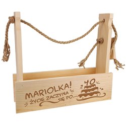 Nosidło drewniane na 3 lub 4 piwa, kwiaty, narzędzia z grawerem - Życie zaczyna się po...- zmień imię oraz wiek.