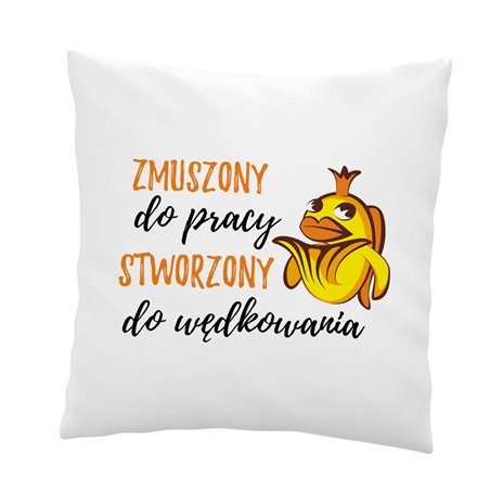 Poduszka z grafiką "Zmuszony do pracy stworzony do wędkowania" ze złotą rybką.