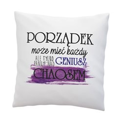 Poduszka ze śmiesznym tekstem "Porządek może mieć każdy, ale tylko geniusz panuje nad chaosem".