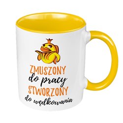 Kubek 330 ml kolorowy dla wędkarza z tekstem - "Zmuszony do pracy, stworzony do wędkowania" - z grafiką złotej rybki.