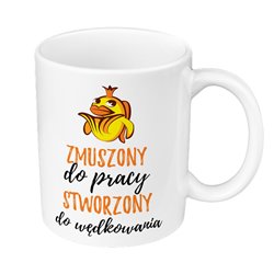 Kubek 330 ml kolorowy dla wędkarza z tekstem - "Zmuszony do pracy, stworzony do wędkowania" - z grafiką złotej rybki. 2