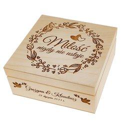 Drewniana skrzynka z grawerem dla młodej pary.