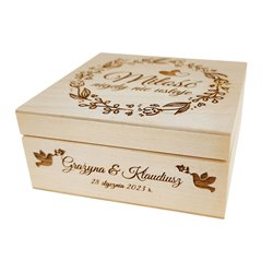 Drewniana skrzynka z grawerem dla młodej pary. 2
