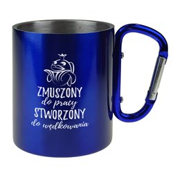 Kubek z karabinkiem - Zmuszony do pracy, stworzony do wędkowania - różne kolory.