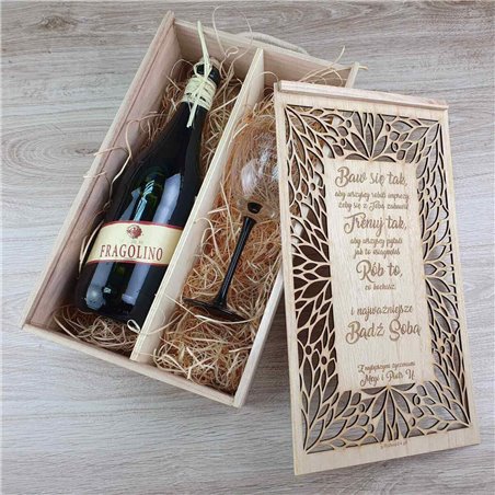 Grawerowana skrzynka na wino z kieliszkiem - personalizacja.