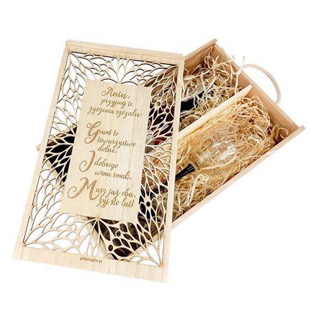 Grawerowana skrzynka na wino z kieliszkiem - personalizacja.