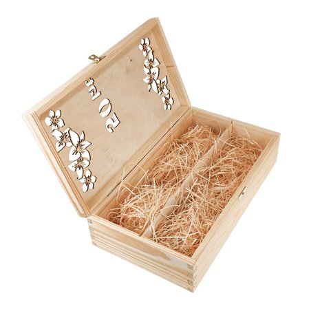 Skrzynka na wino lub szampana z kieliszkiem na 50 urodziny.