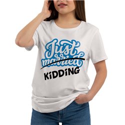 Śmieszna koszulka na wieczór panieński lub kawalerski - Just married kidding.