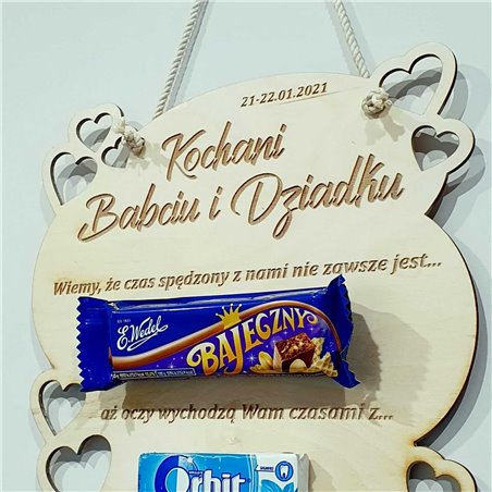 Tabliczka z grawerem i batonami na dzień babci i dziadka.