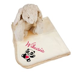 Królik trzymający koc między łapkami z imieniem dziecka- prezent na narodziny.