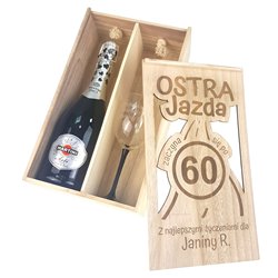 Skrzynka na wino lub szampana z kieliszkiem na urodziny "Ostra Jazda".