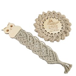 Zestaw: beżowa pleciona podkładka pod kubek oraz beżowa zakładka do książki- specjalnie dla nauczyciela - wzór 1.