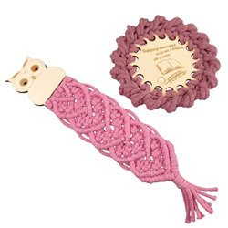 Zestaw: różowa pleciona podkładka pod kubek oraz różowa zakładka do książki- specjalnie dla nauczyciela - wzór 2.