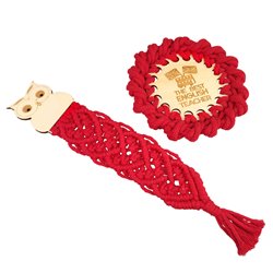 Zestaw: czerwona pleciona podkładka pod kubek oraz czerwona zakładka do książki- specjalnie dla nauczyciela.