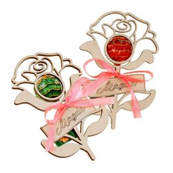 Drewniana różyczka na lizaka- prezent na Dzień Kobiet.