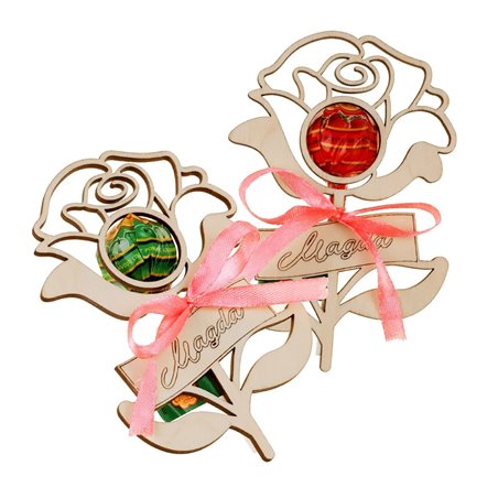 Drewniana różyczka na lizaka- prezent na Dzień Kobiet.