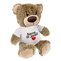 Miś brązowy z nadrukiem na koszulce "Dobrze, że jesteś".