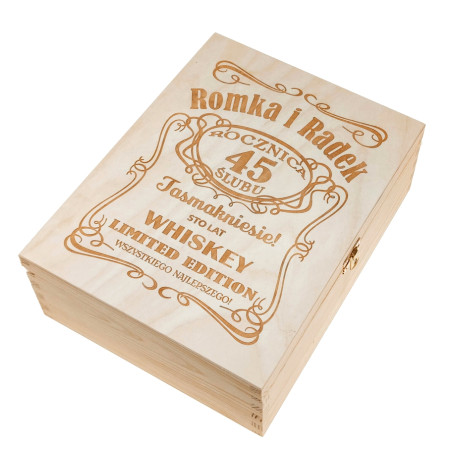 Zestaw skrzynka na whisky z dwoma szklankami z grawerem i etykieta na butelkę w stylu Jack Daniel's z okazji rocznicy ślubu.