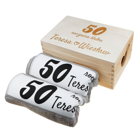 Zestaw na rocznicę ślubu - małżeński kuferek wspomnień oraz zestaw dwóch ręczników 50 x 100 cm.