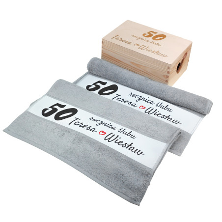 Zestaw na rocznicę ślubu - małżeński kuferek wspomnień oraz zestaw dwóch ręczników 50 x 100 cm.