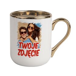 Kubek ceramiczny ze złotym uchwytem.