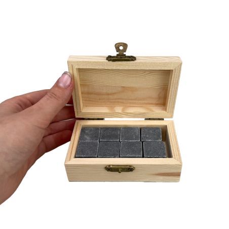 Zestaw 8 kamieni do chłodzenia napojów Cahir w drewnianym pudełku- "Obyś zawsze miał gdzie i z kim"- śmieszny upominek.